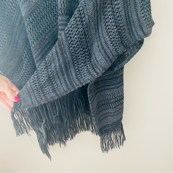 Urban Outfitters Knit Pullover Poncho Charcoal Sz Medium - Picture 6 of 9